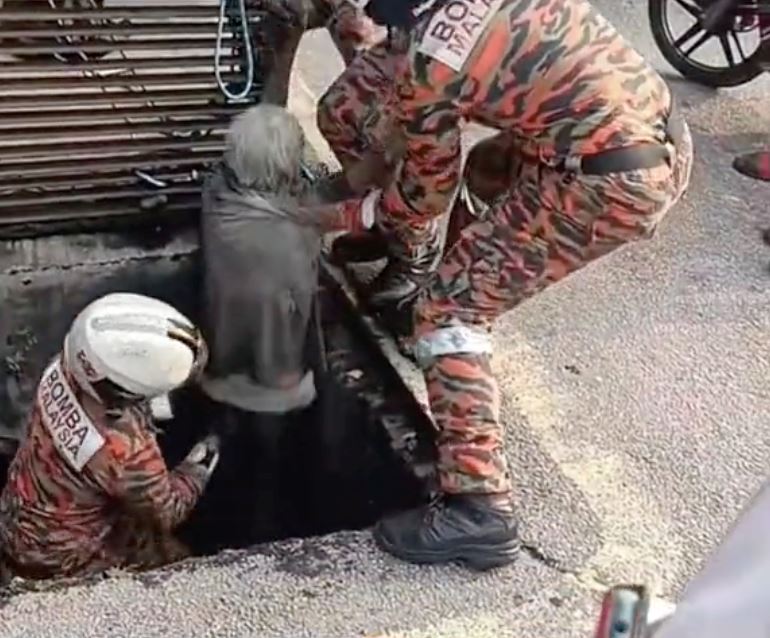 lelaki terperangkap dalam longkang di kajang cetus tanda tanya netizen [video]