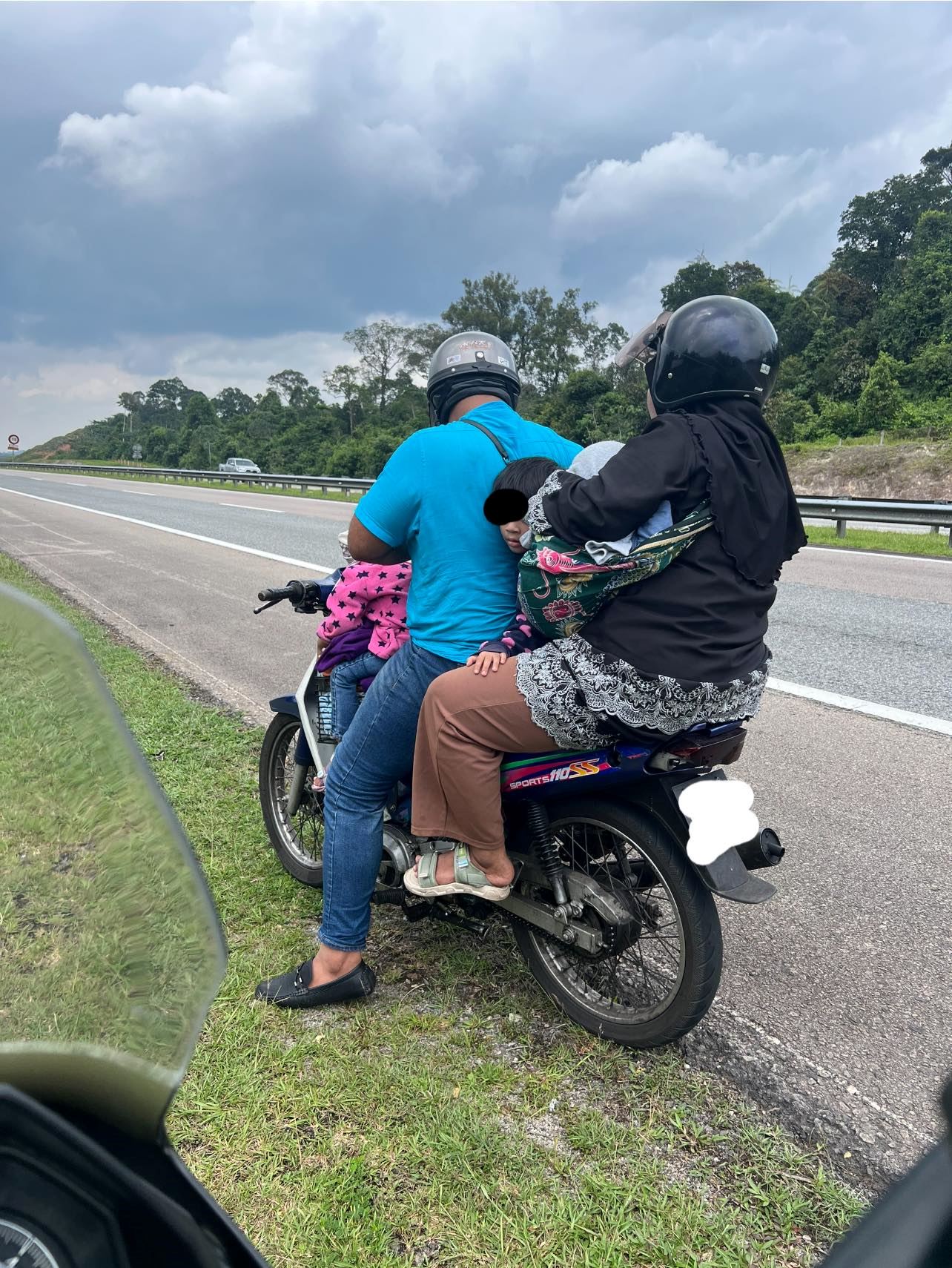 lima beranak di terengganu redah 200km ke tempat kerja naik satu motor