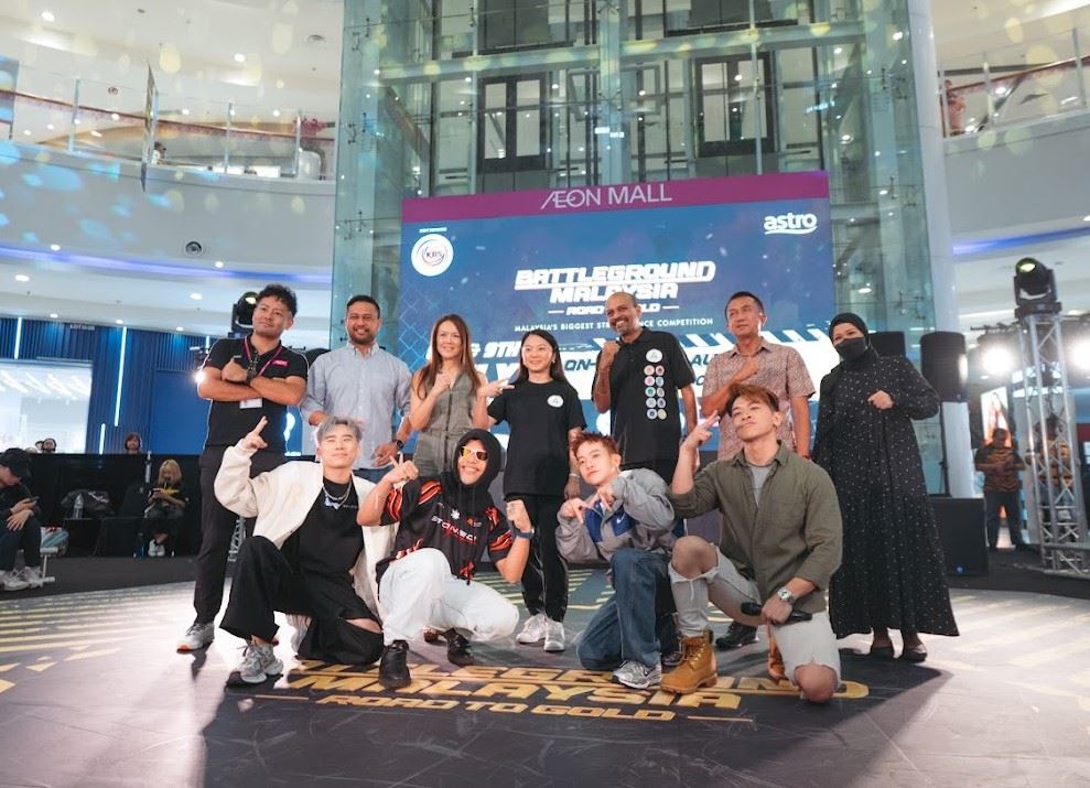 Hannah Yeoh and representatives of Battleground Malaysia dance competition