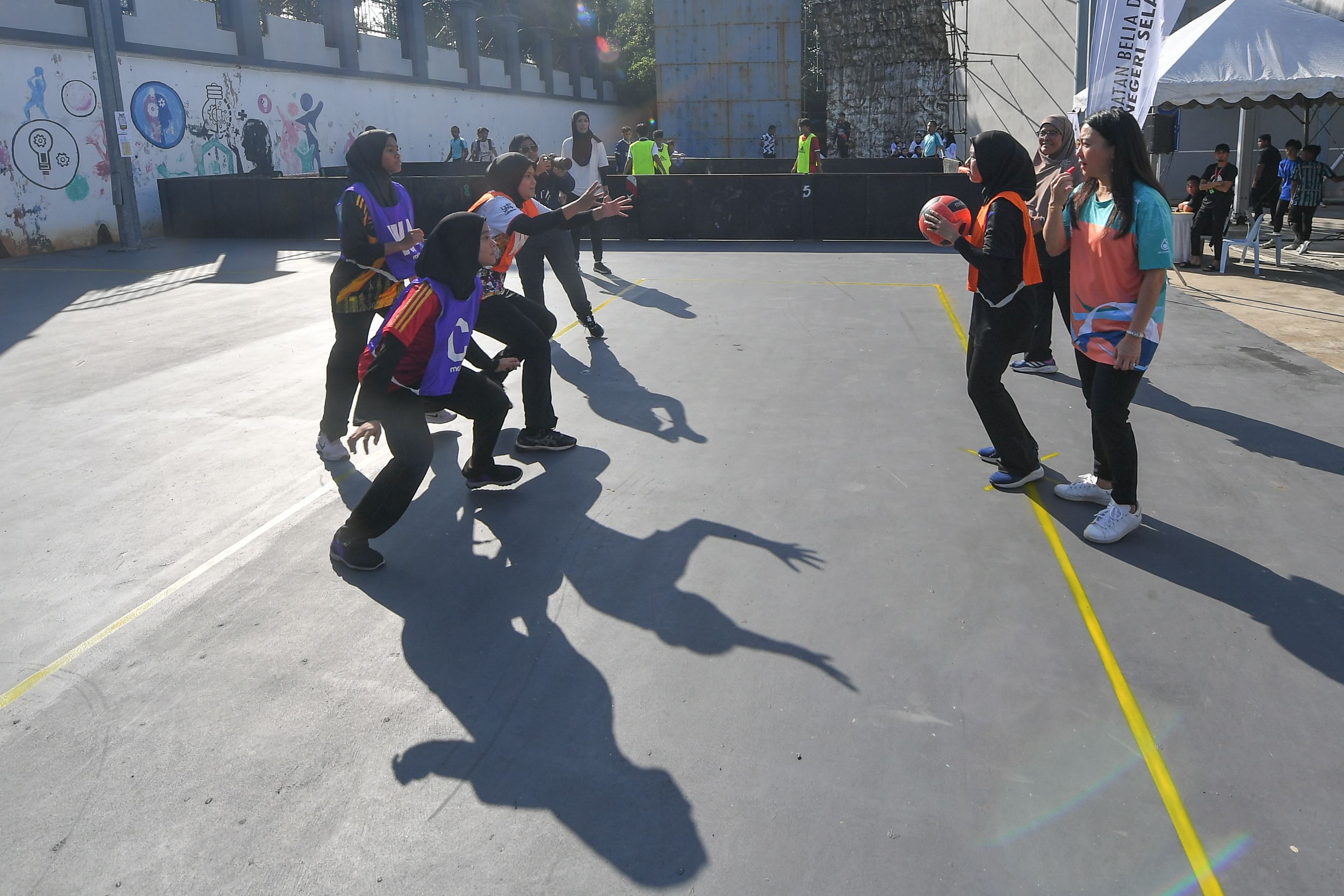 Girls playing sports at Rakan Muda event