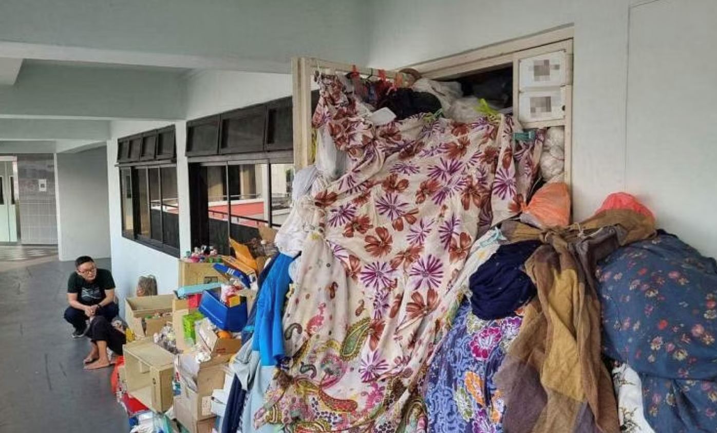 s’porean elderly woman hoards so much stuff in her flat that she sleeps on the corridor outside