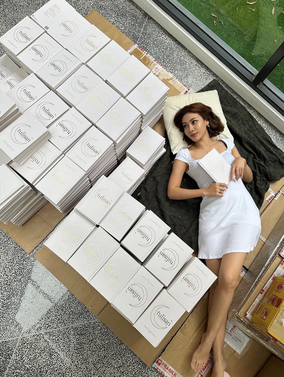 lelaki ini teruja dapat beli buku terakhir ada ciuman daiyan trisha, ramai cemburu [video]