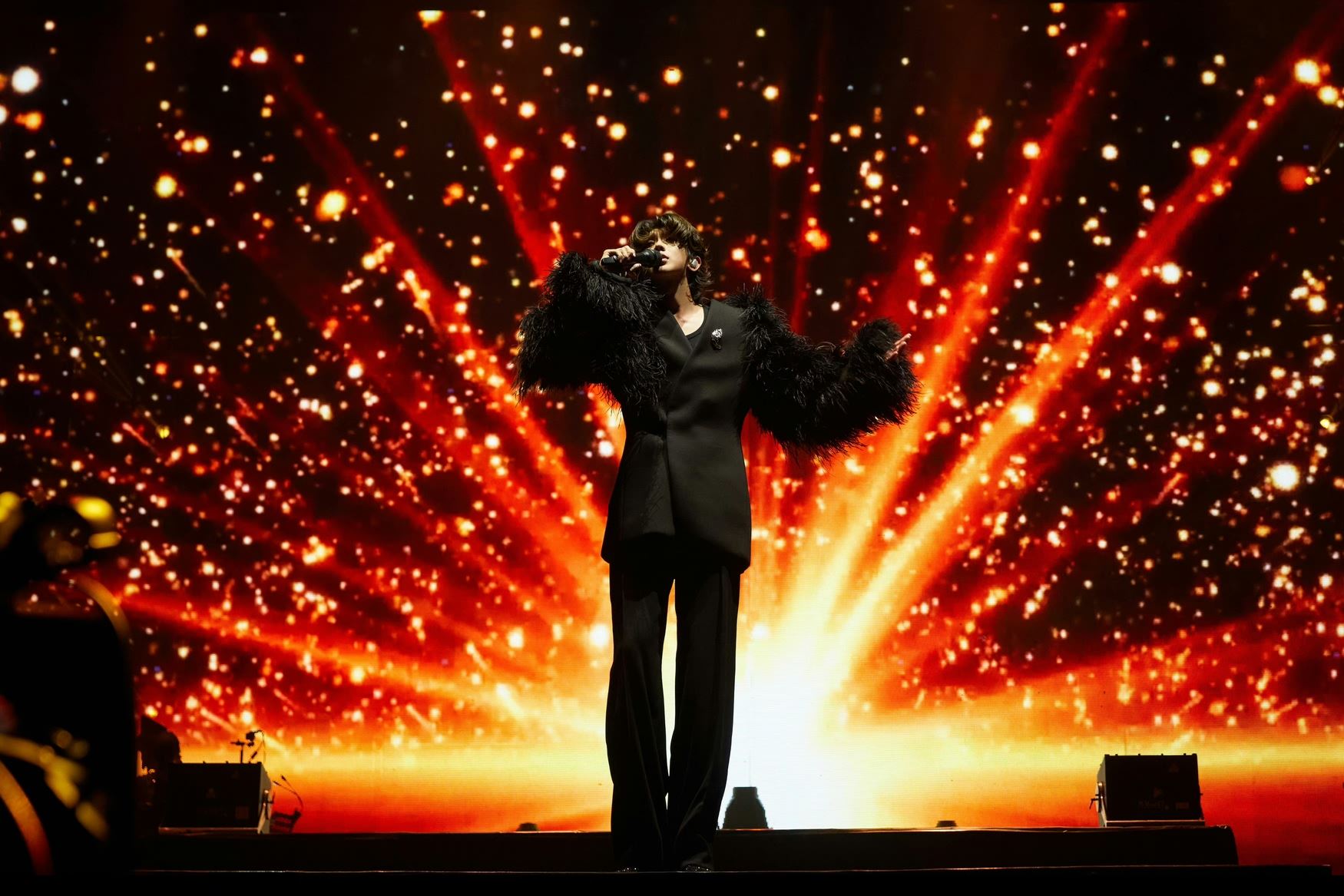 蔡徐坤演唱会首唱新歌《spotlight》❗鼓励粉丝勇敢追梦✨