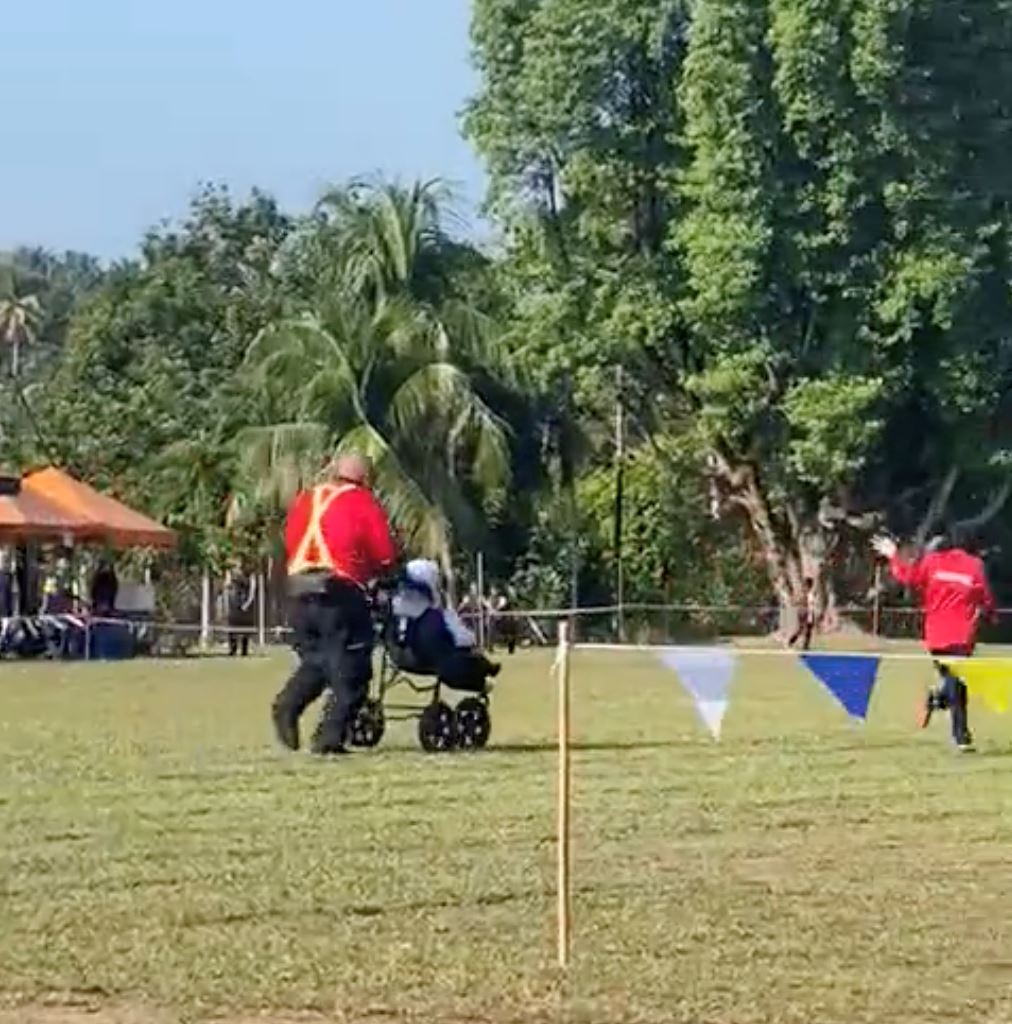 sayu lihat bapa sanggup tolak stroller anak oku sempena hari sukan sekolah [video]