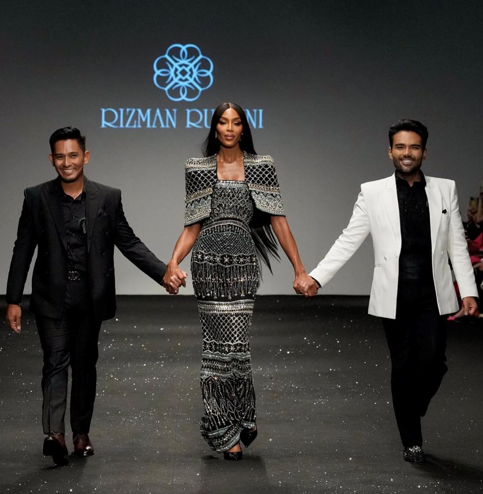 supermodel naomi campbell graces catwalk for malaysian label at dubai fashion week!