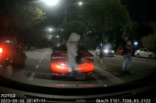 malaysian driver waits 2 minutes at kl junction only to discover the cars were parked