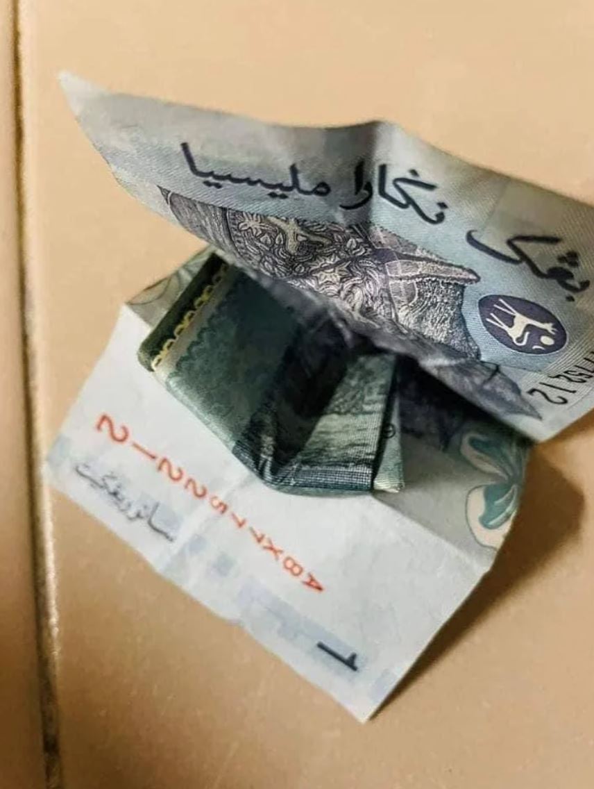 pemuda terkejut lihat rm50 dalam duit seringgit tabung surau, “seni bersedekah..”