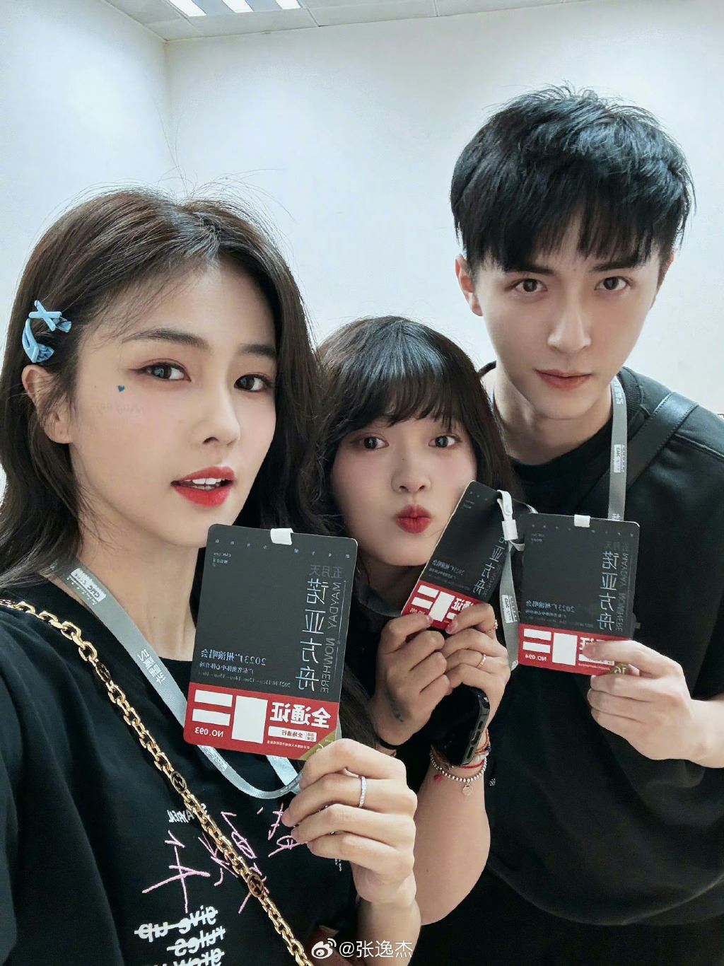 白鹿兑现应下的承诺🌟带闺蜜助理去看五月天演唱会🔥