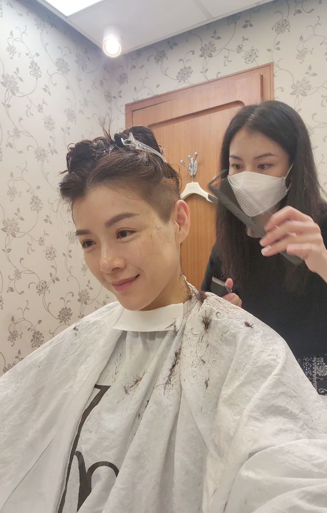 陈茵媺公开剪短发造型过程❗陈茵媺在新剧里为了家族乔装男生🔥