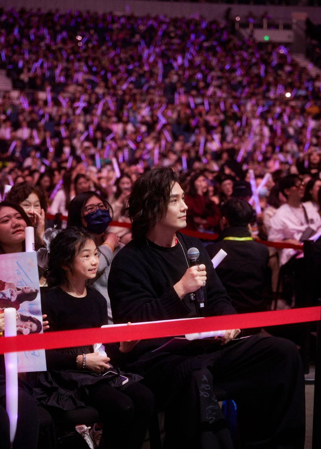 女儿lucky现身戚薇演唱会❗五官眉眼越来越像爸爸李承铉🌟