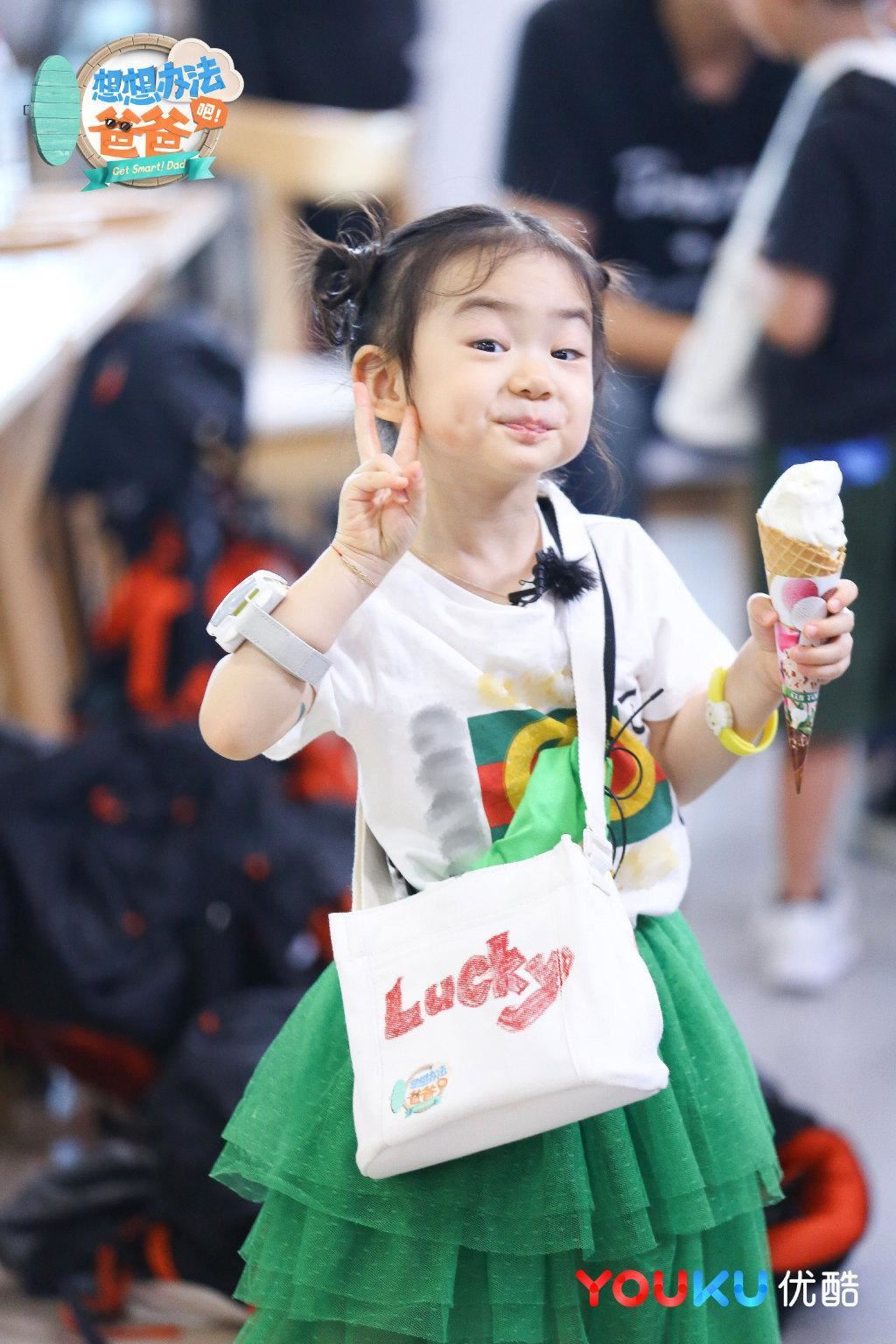 女儿lucky现身戚薇演唱会❗五官眉眼越来越像爸爸李承铉🌟