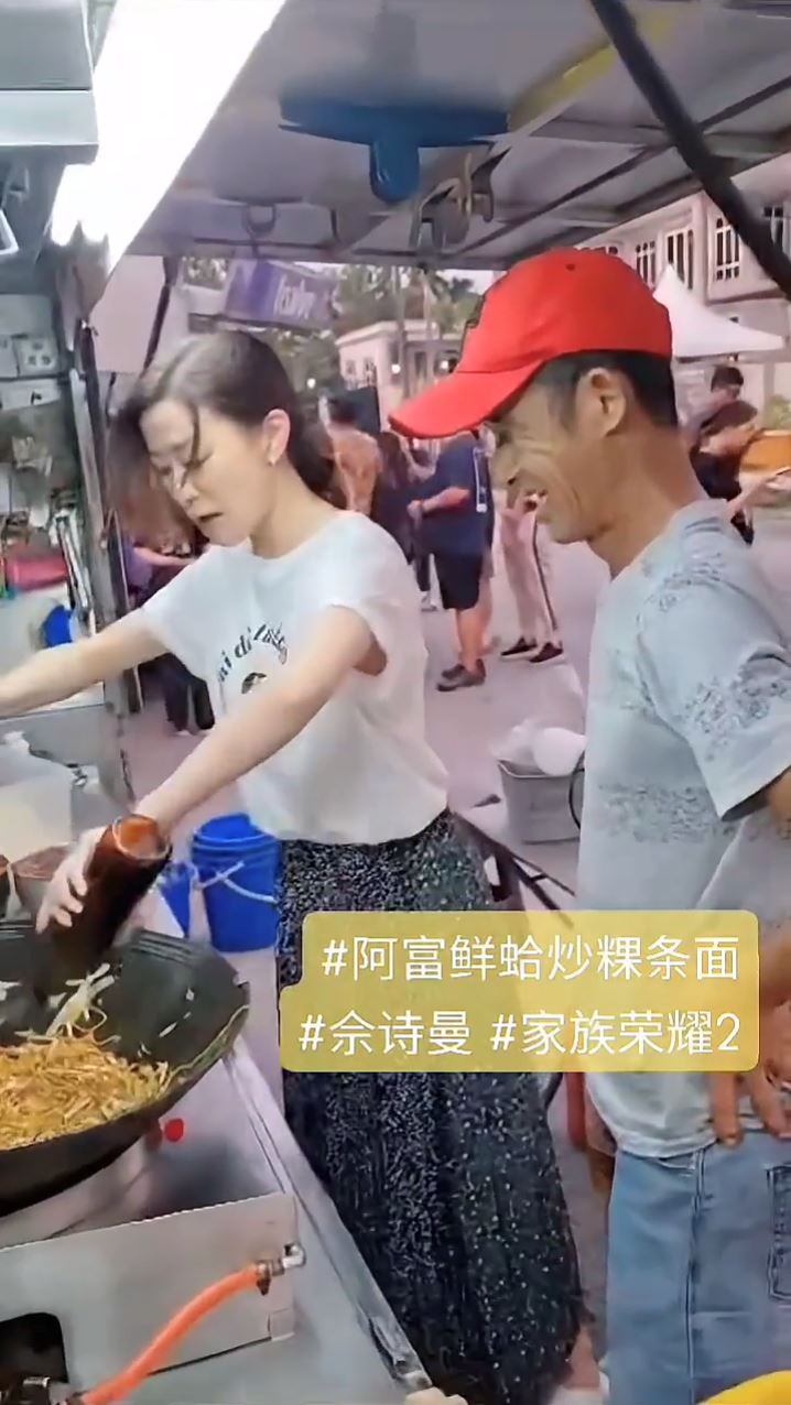 👨‍🍳林峰佘诗曼变大厨❗初体验当街拿锅铲炒粿条🔥