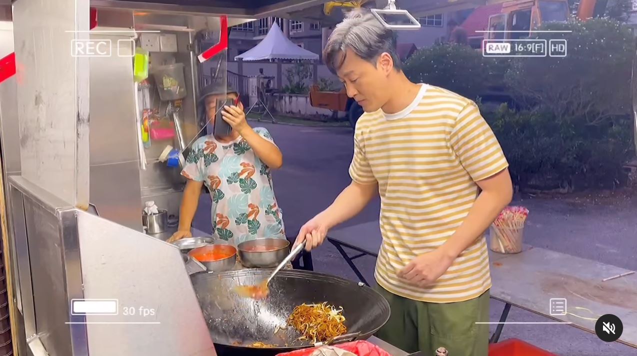 👨‍🍳林峰佘诗曼变大厨❗初体验当街拿锅铲炒粿条🔥
