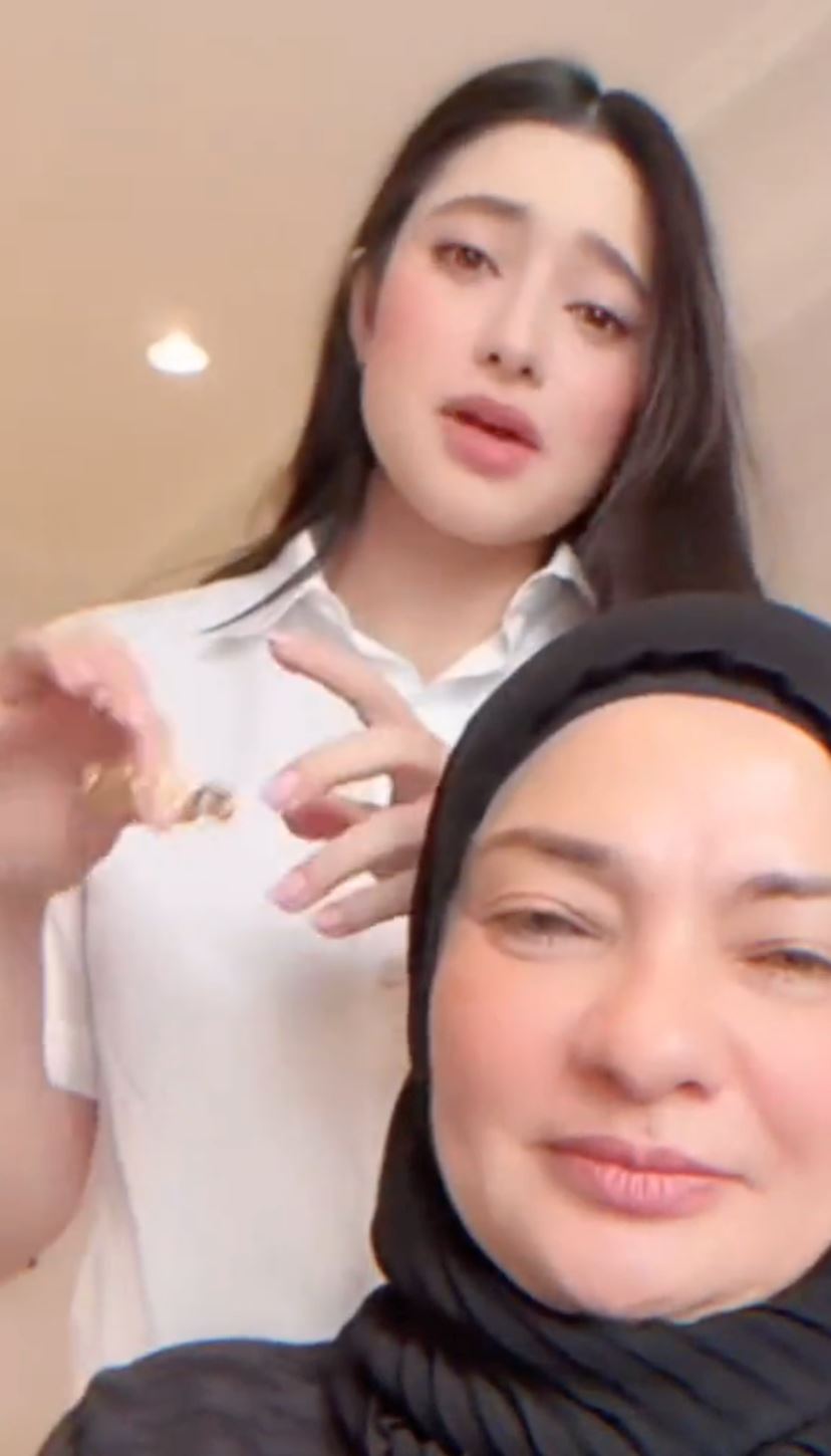 bukan kekasih, ameera khan hanya kawan meerqeen, “friendzone tahap sejuta” – netizen