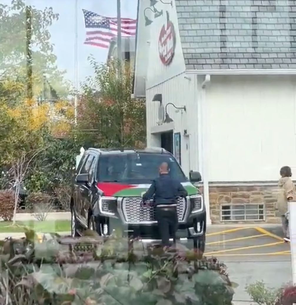 kini tular video jason statham pasang bendera palestine di bonet kereta?