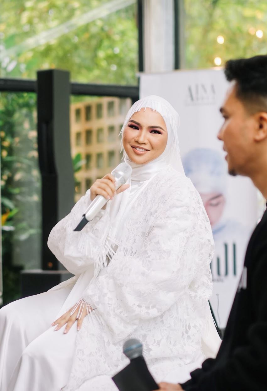 “hadiah hari jadi paling bermakna sebagai penyanyi,” aina abdul lancar ‘imaji’