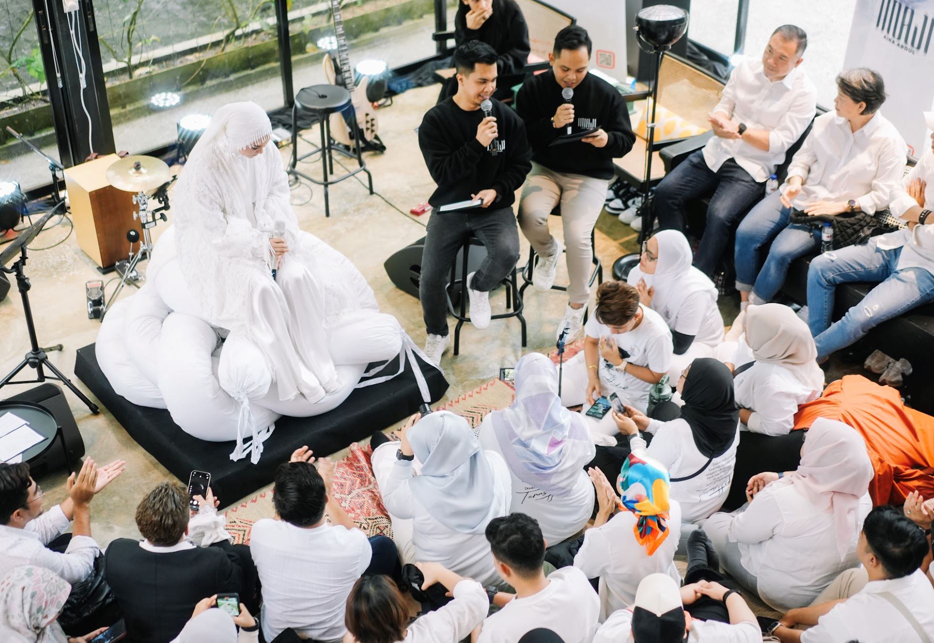“hadiah hari jadi paling bermakna sebagai penyanyi,” aina abdul lancar ‘imaji’