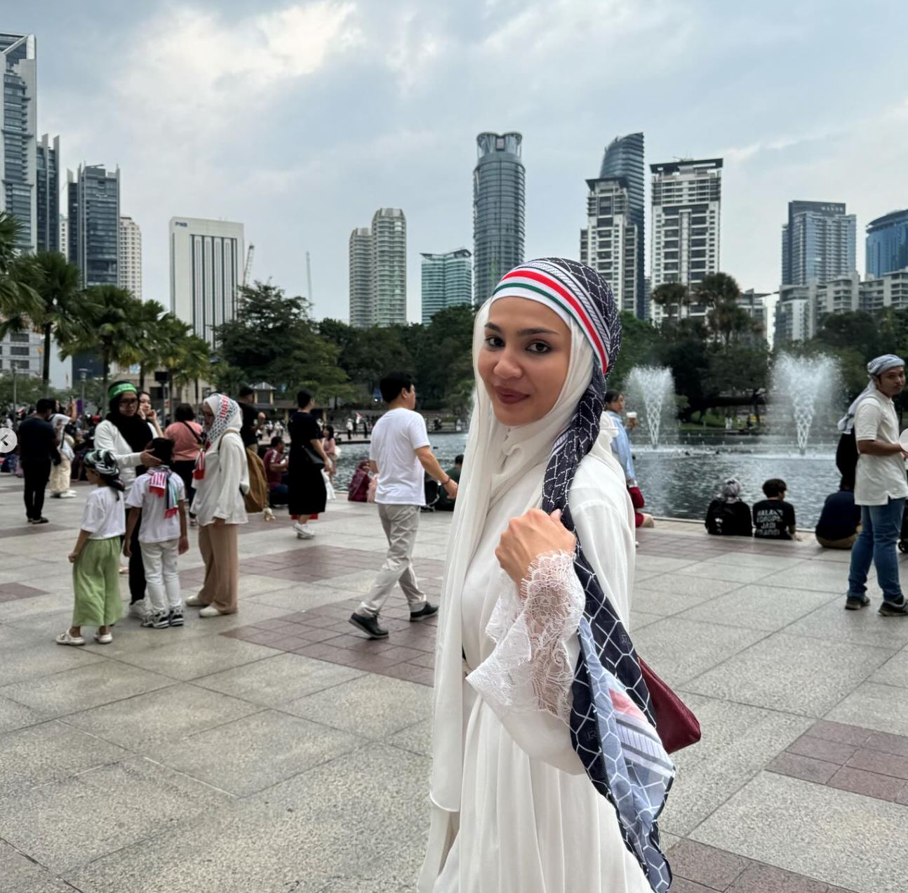 hadir ke perhimpunan soladiriti, ramai suka tengok nadia brian bertudung litup