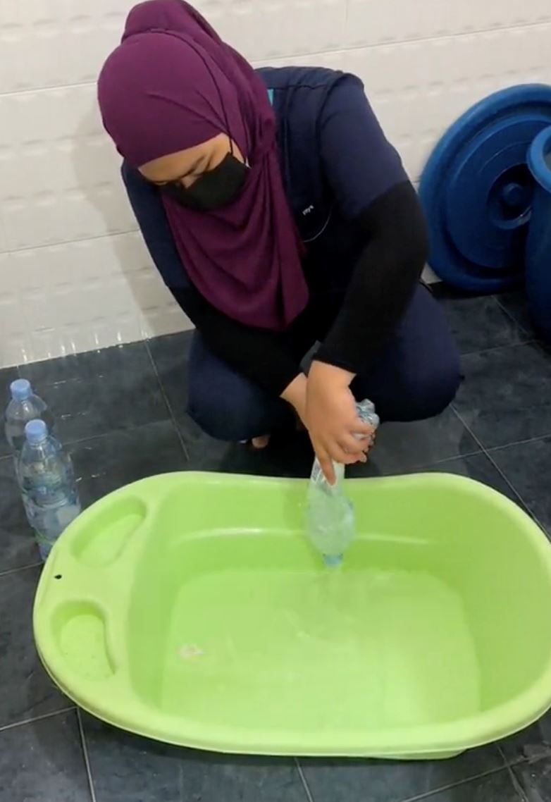 suami usahawan kosmetik enggan anak mandi air paip di kampung, sanggup guna air botol mineral