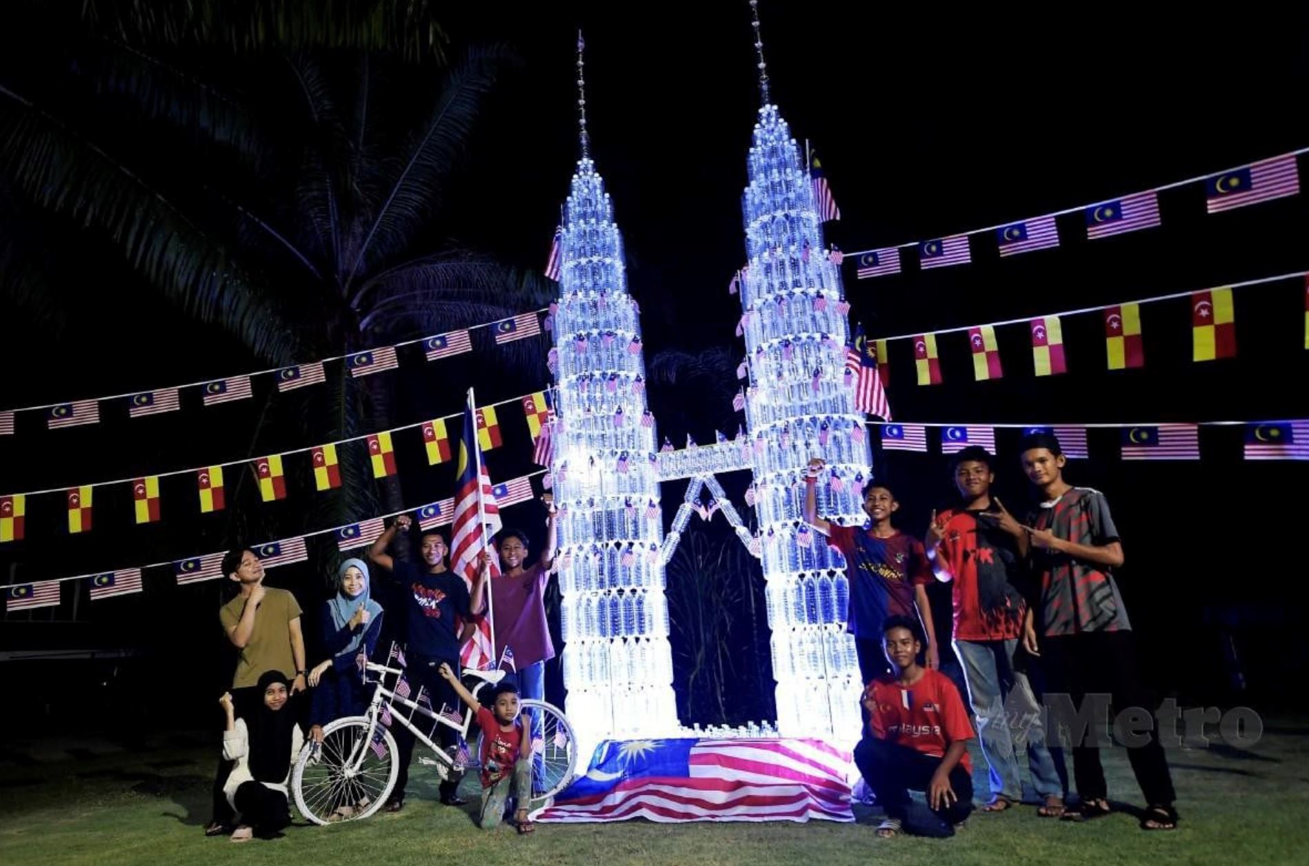 klcc in tanjong karang? 15-year-old student builds twin towers using plastic bottles!