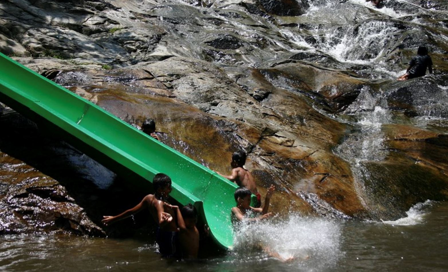 apm advises m’sians to avoid lata bayu waterfall and high-risk kedah areas due to unpredictable weather!