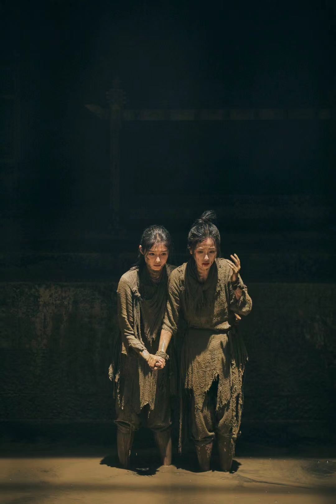 虞书欣完全没偶像包袱❗拍摄电视剧《云之羽》整张脸被按进泥浆里🔥