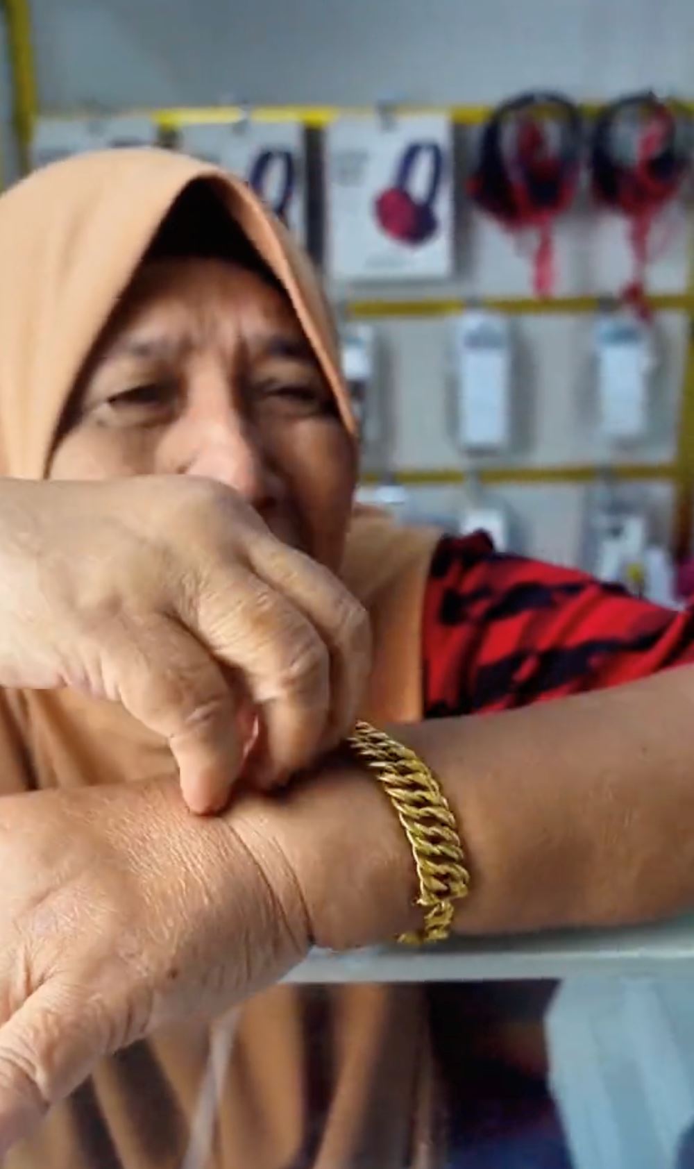 ibu menangis mahu gadai gelang emas demi beli laptop anak sambung belajar [video]