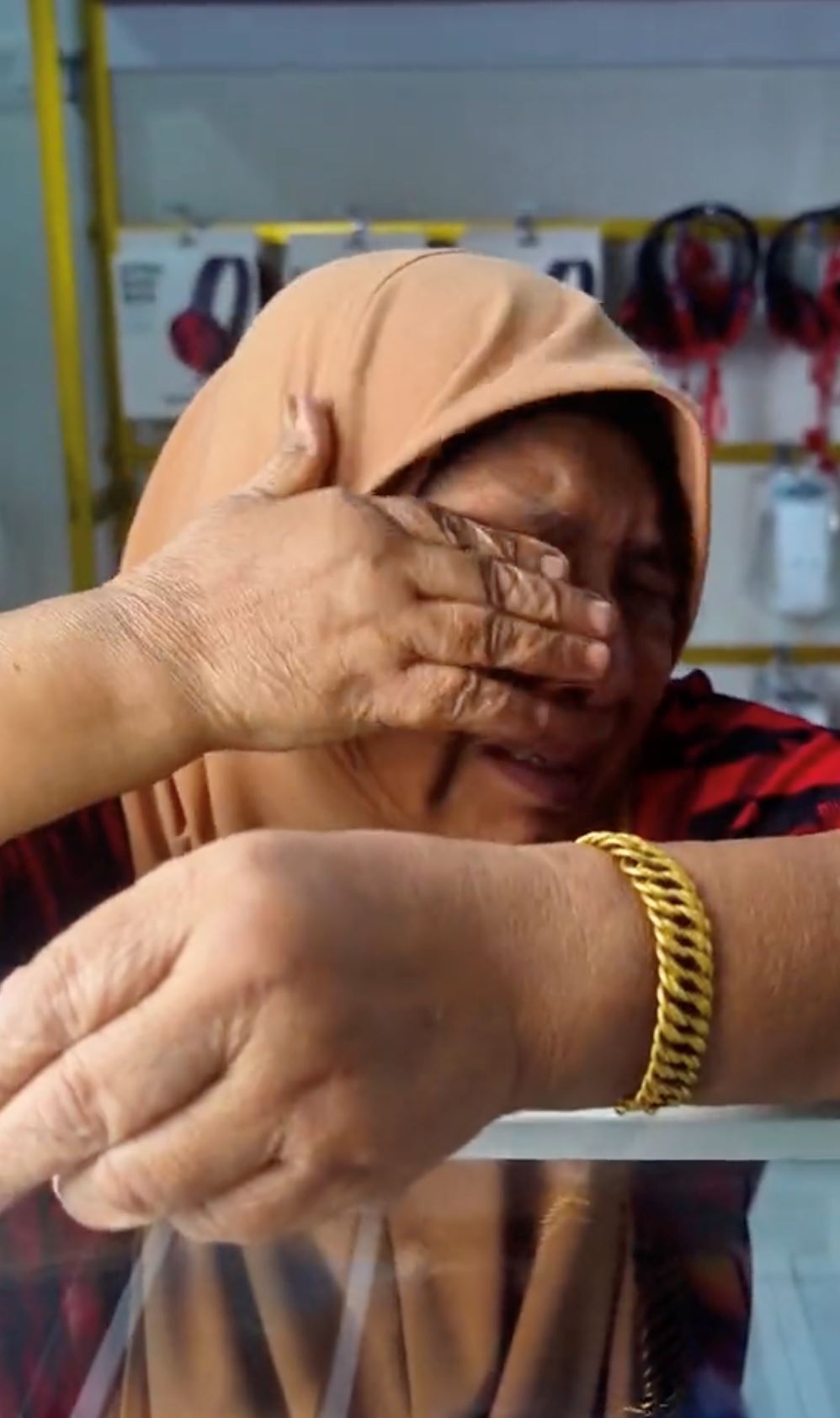 ibu menangis mahu gadai gelang emas demi beli laptop anak sambung belajar [video]