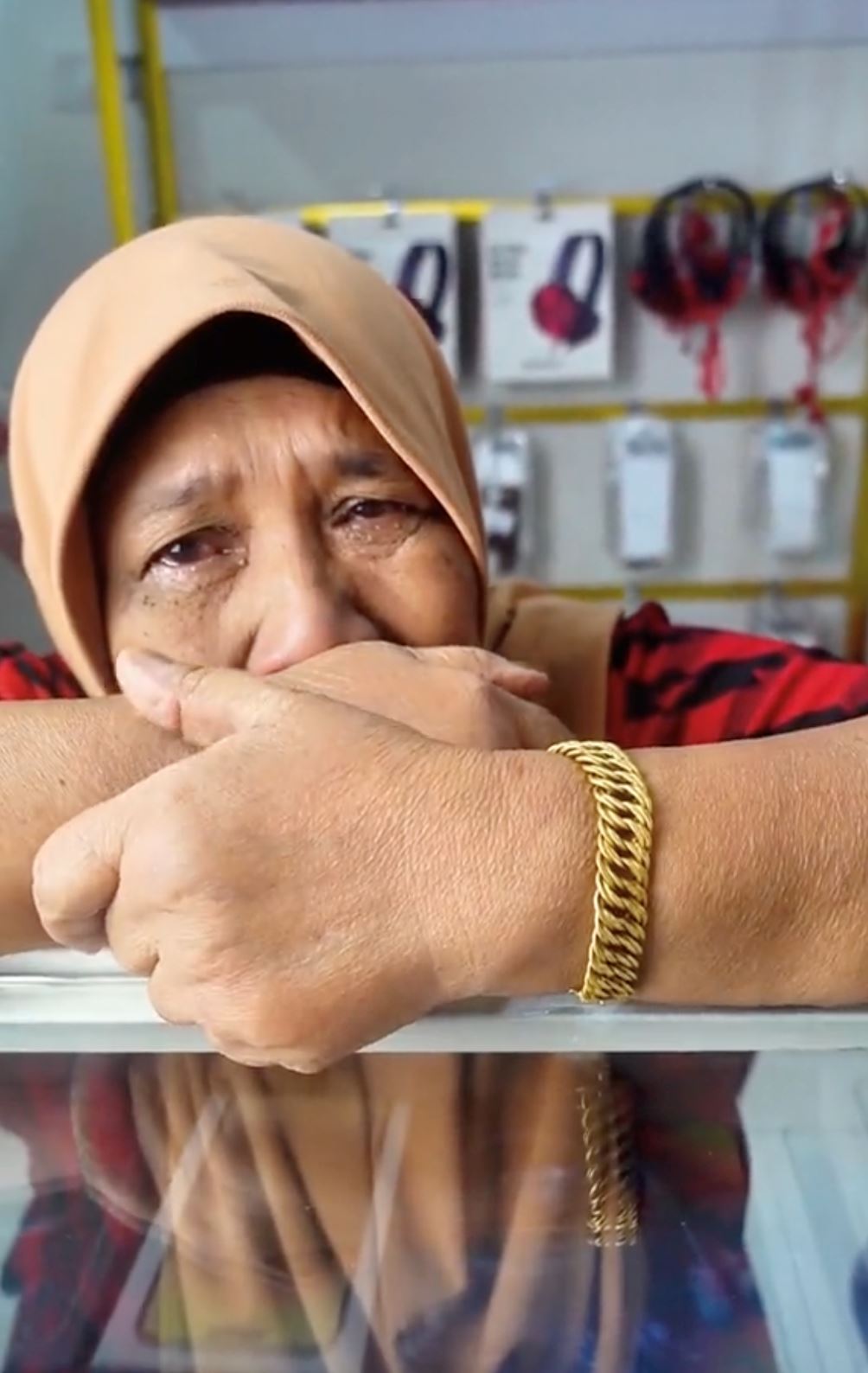 ibu menangis mahu gadai gelang emas demi beli laptop anak sambung belajar [video]