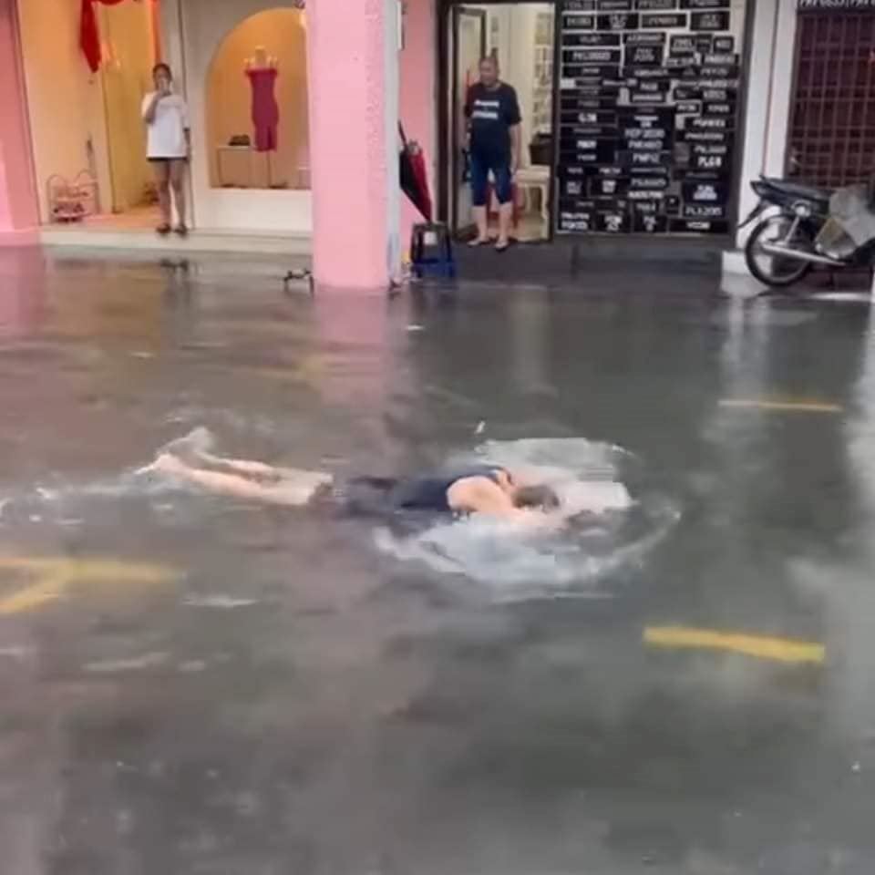 video of foreigner's playful fun in penang floods goes viral, m’sians online says it reminds them of their childhoods