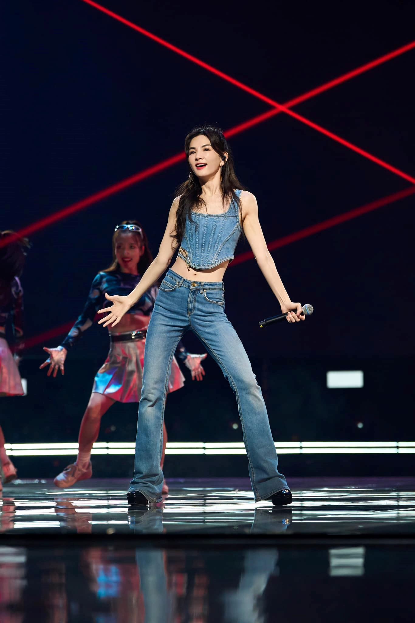 ella陈嘉桦左半身出现麻痹症状😱将会暂时减少工作量多陪家人❗