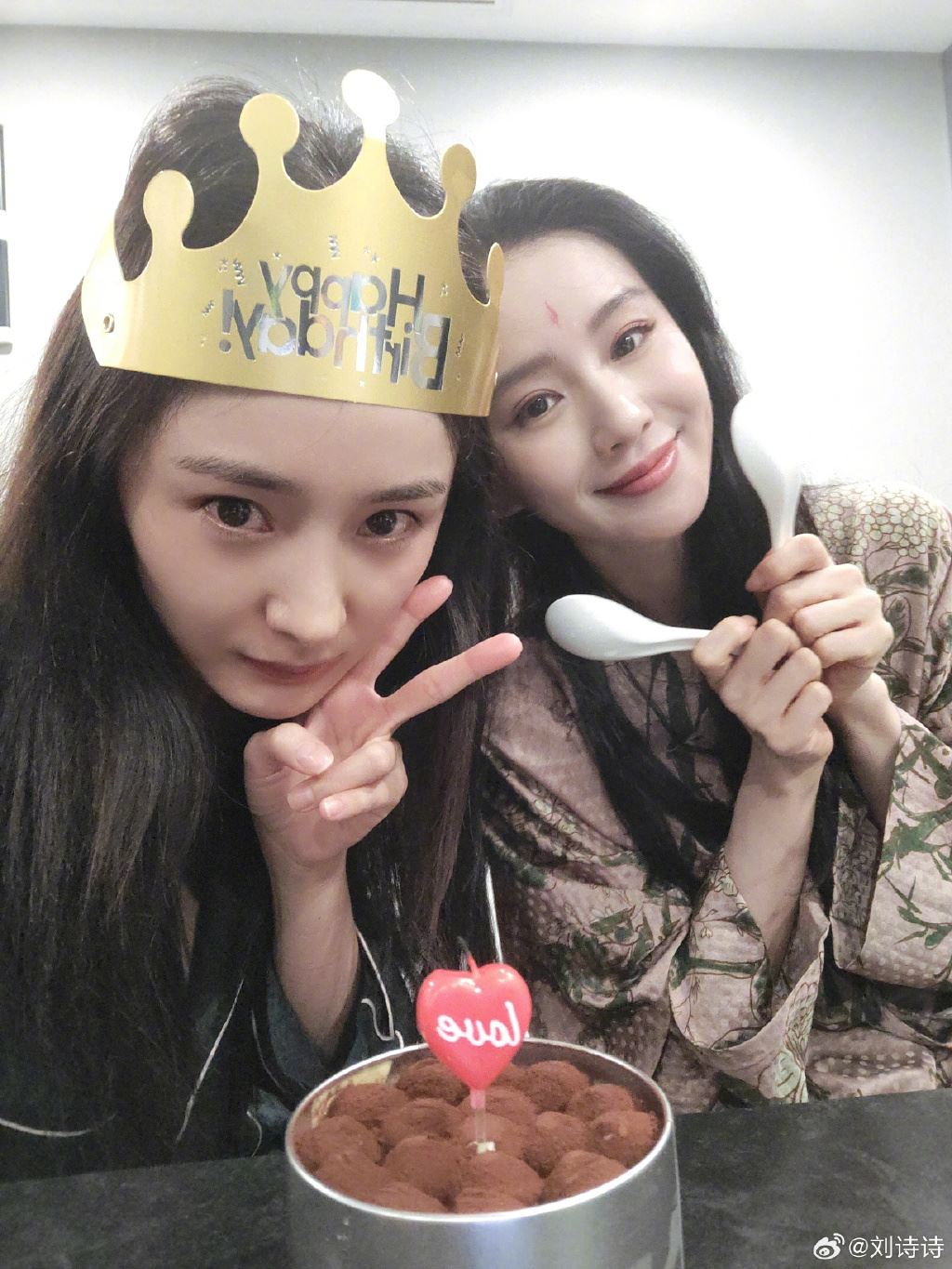 🎉刘诗诗为杨幂庆祝生日🎂娱乐圈也有神仙友情💕