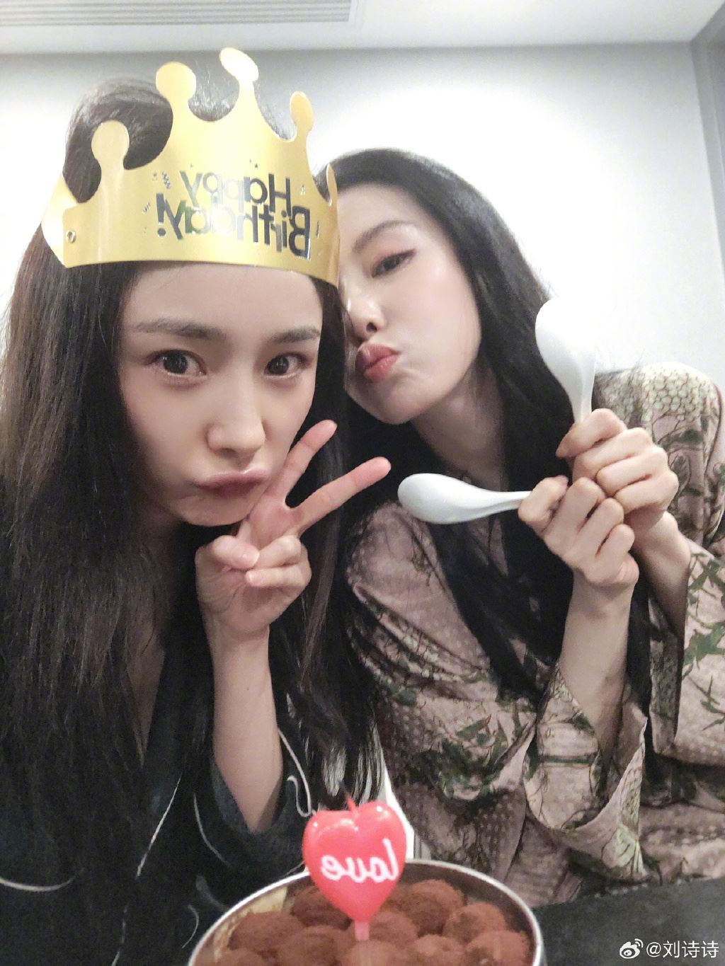 🎉刘诗诗为杨幂庆祝生日🎂娱乐圈也有神仙友情💕