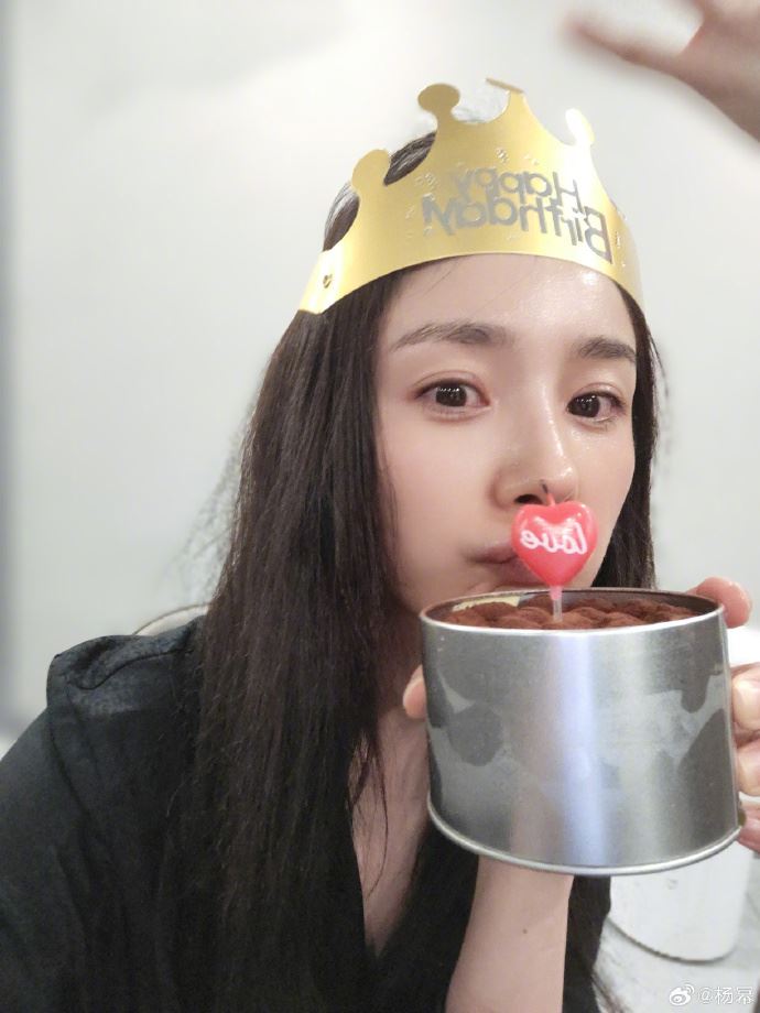 🎉刘诗诗为杨幂庆祝生日🎂娱乐圈也有神仙友情💕