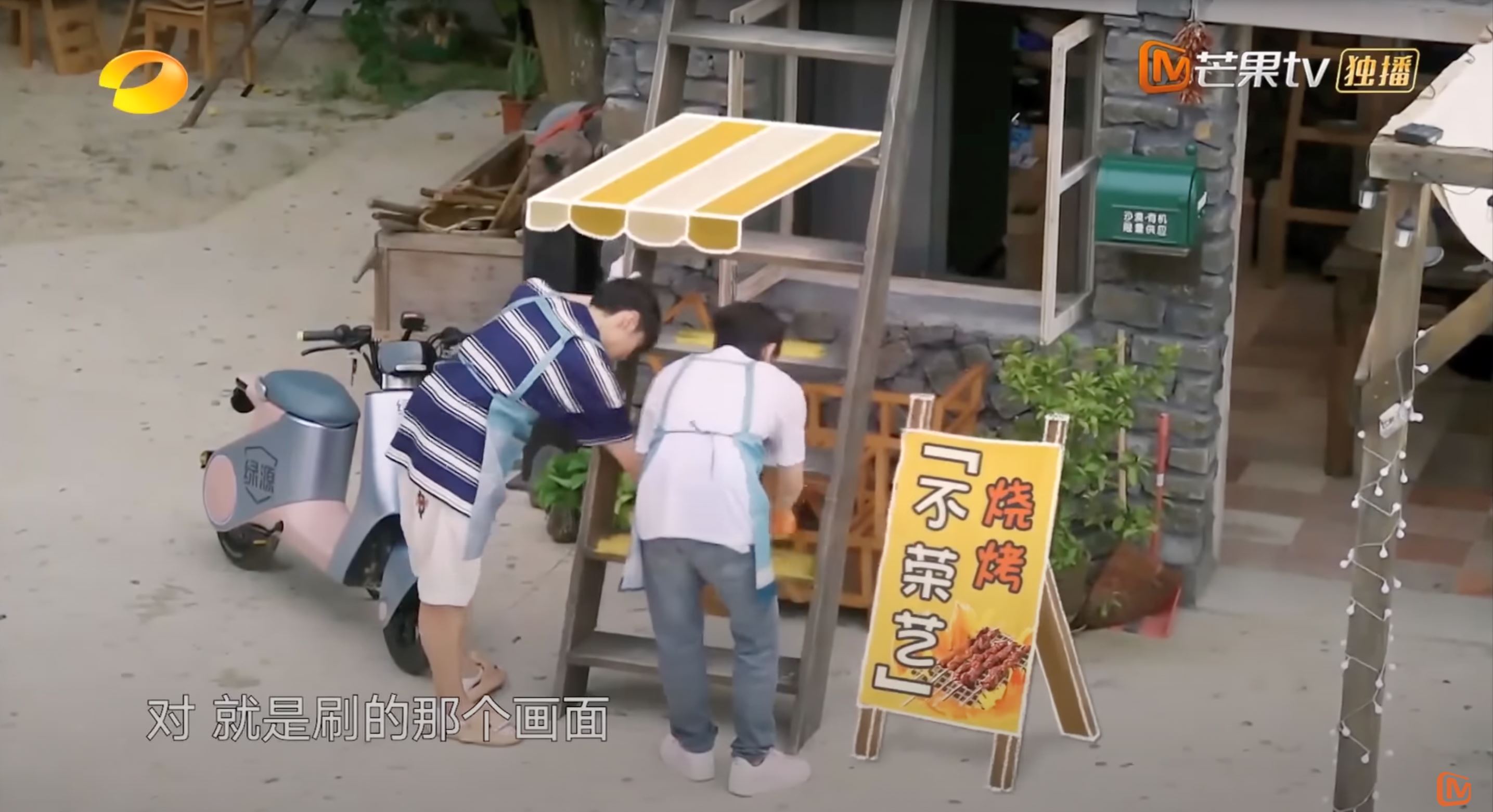 李荣浩和张艺兴一起刷漆❗“不荣艺”组合刷梯子竟是从下面开始