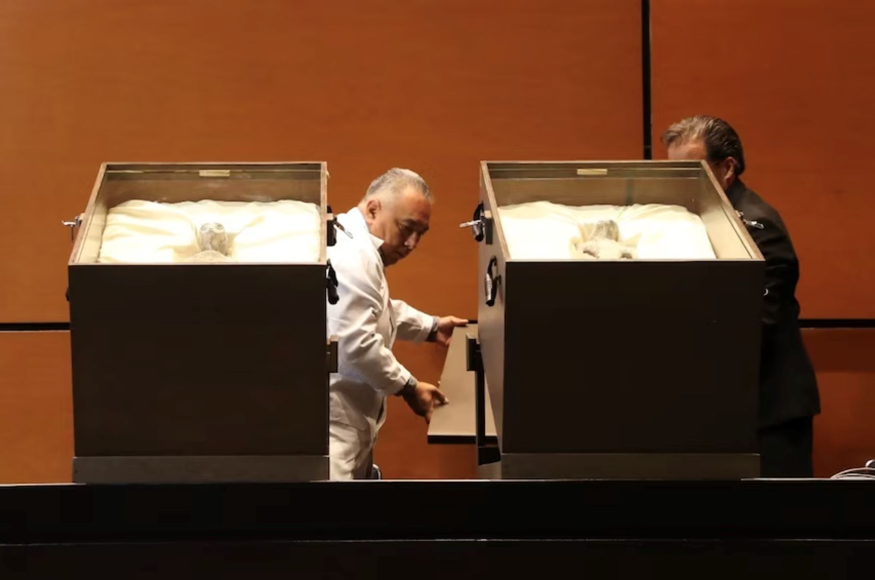 dua ‘mayat’ makhluk asing pertama kali dipamerkan pada umum