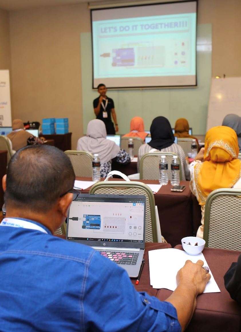 ke arah pelajar celik teknologi, 100 guru terpilih jalani latihan guru tm future skills