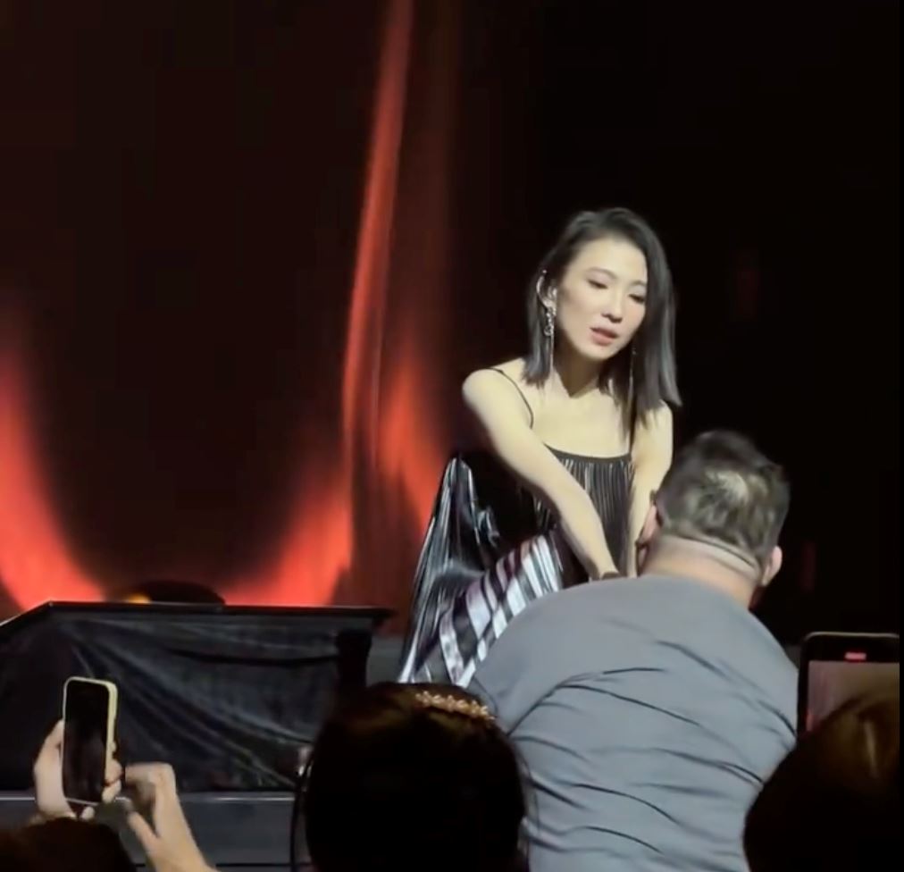 戴佩妮这次终于忍住了❗5年前唱《怎样》的跑音大哥又来啦🤣