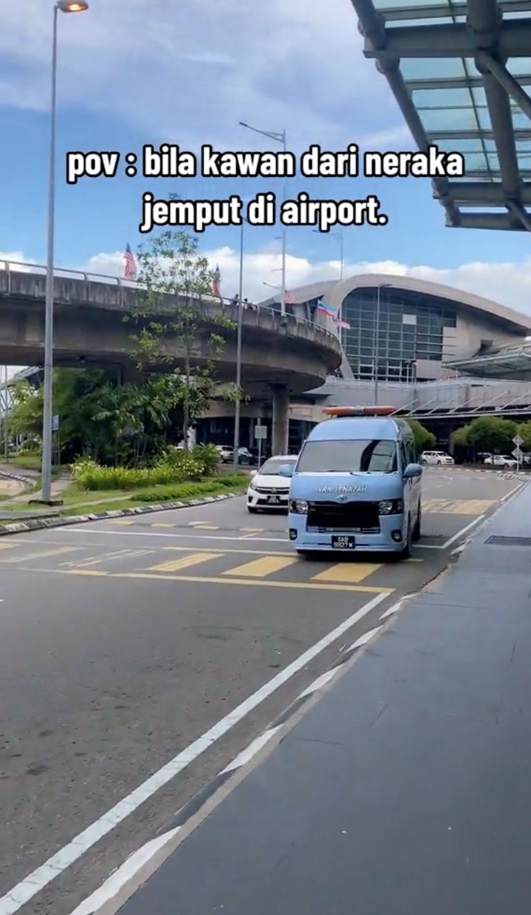 terhibur lihat kawan jemput dari airport guna van jenazah [video]