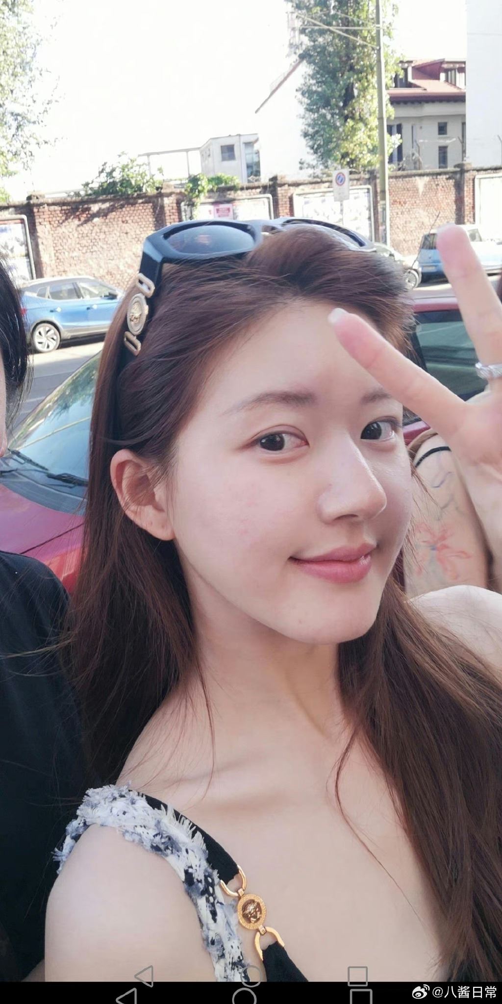 赵露思零伪装逛米兰❗素颜与粉丝合照超亲切🔥