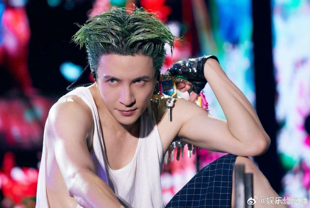 薛之谦被困高铁车厢❗工作人员们直接上手拆门🔥