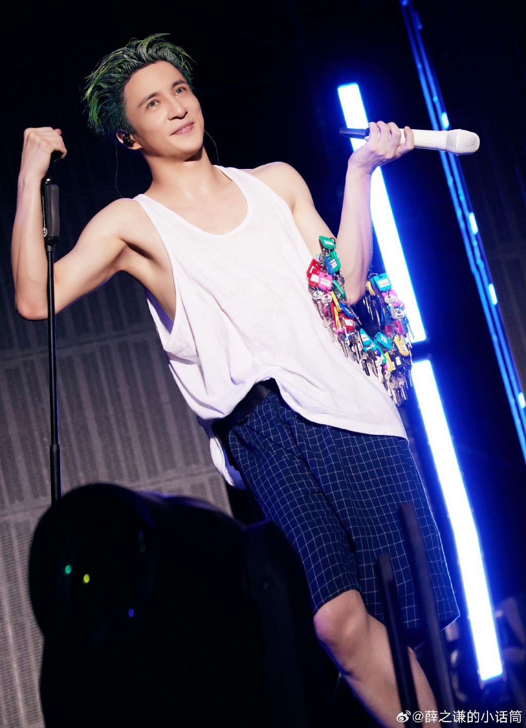 薛之谦被困高铁车厢❗工作人员们直接上手拆门🔥