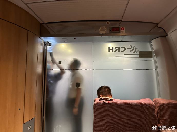 薛之谦被困高铁车厢❗工作人员们直接上手拆门🔥