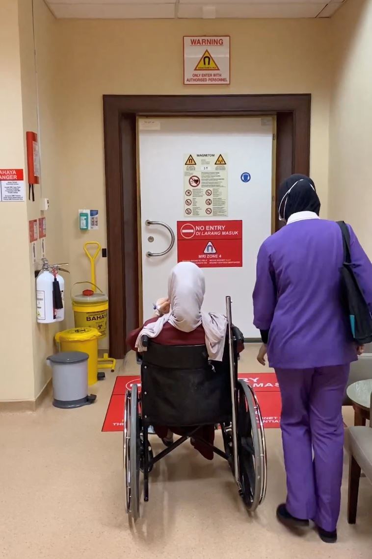 anzalna cedera bahagian tengkuk akibat jatuh tandas rumah