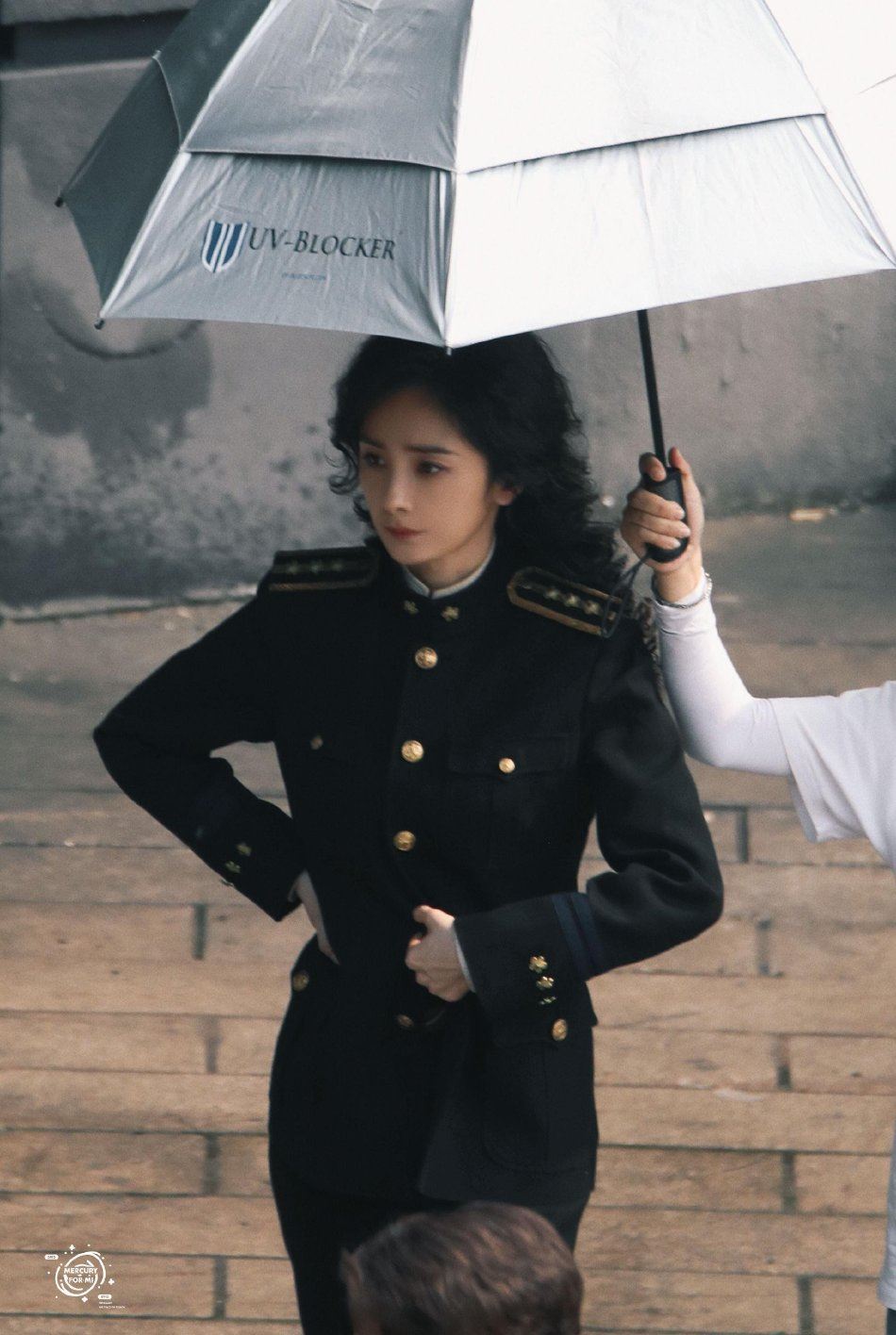 杨幂在新剧里饰演特务❗裸背入镜撂狠话演技大爆发🔥