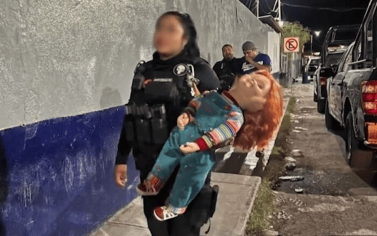 anak patung chucky ini ditahan, tangan digari kerana takutkan orang