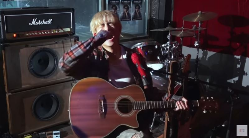 bts成员v快闪演唱会只要2块钱❗本人现身弹唱惊呆粉丝🤩