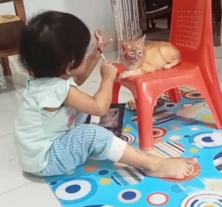 oyen pasrah muka jadi ‘model’ solekan budak perempuan [video]