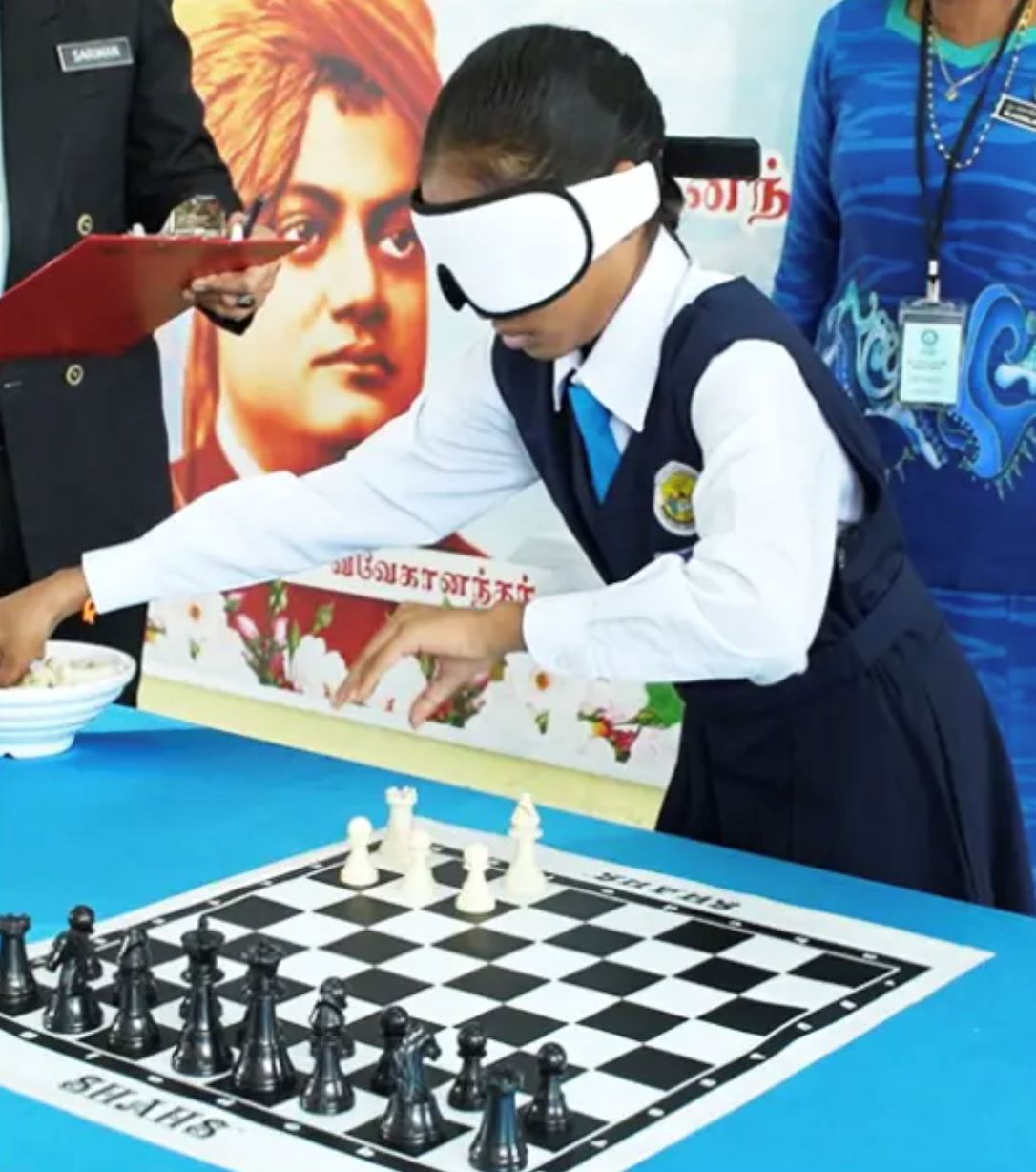 pelajar malaysia ini cipta rekod dunia susun catur dengan mata tertutup [video]