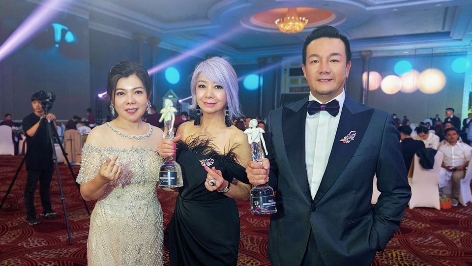 🇲🇾林德荣夺下g时代人物奖‼️荣获卓越企业家荣誉大奖🏆